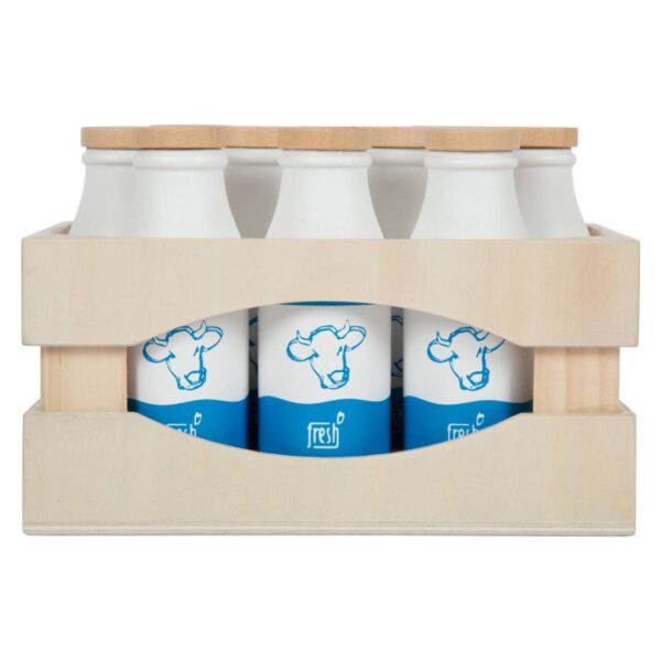 Houten krat met melkflesjes